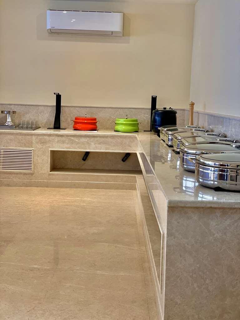 Best Western Maharani Bagh New Delhi Restaurant bilde
